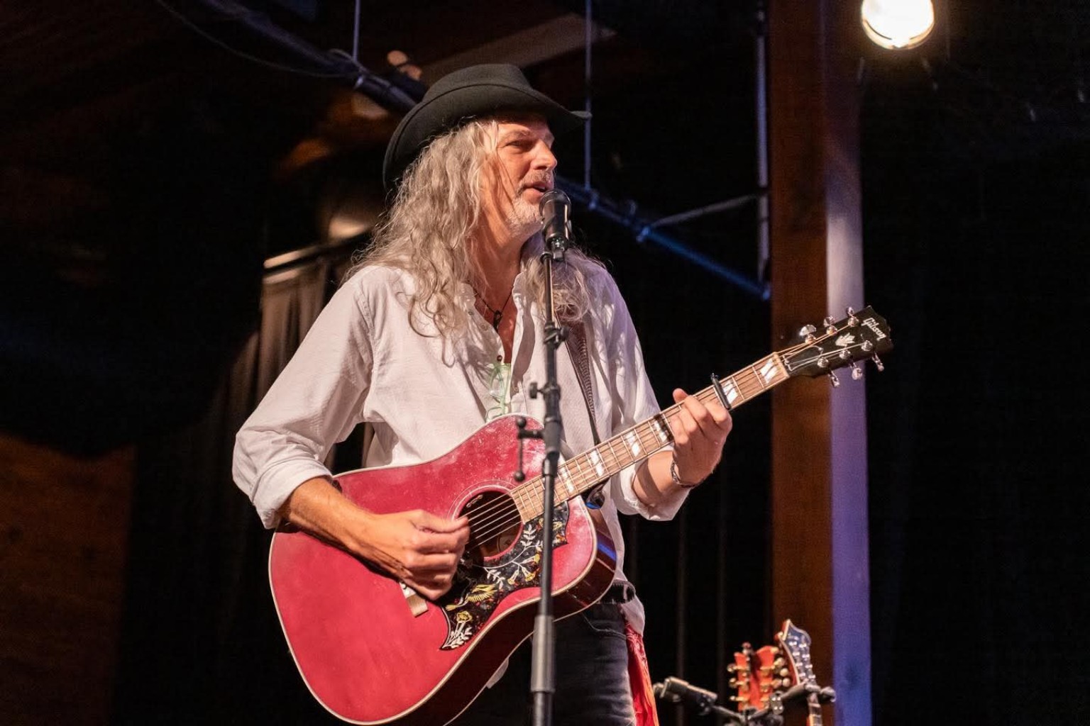 Ed Neumann spielt Akustikgitarre und singt bei Lara & the Roofcats