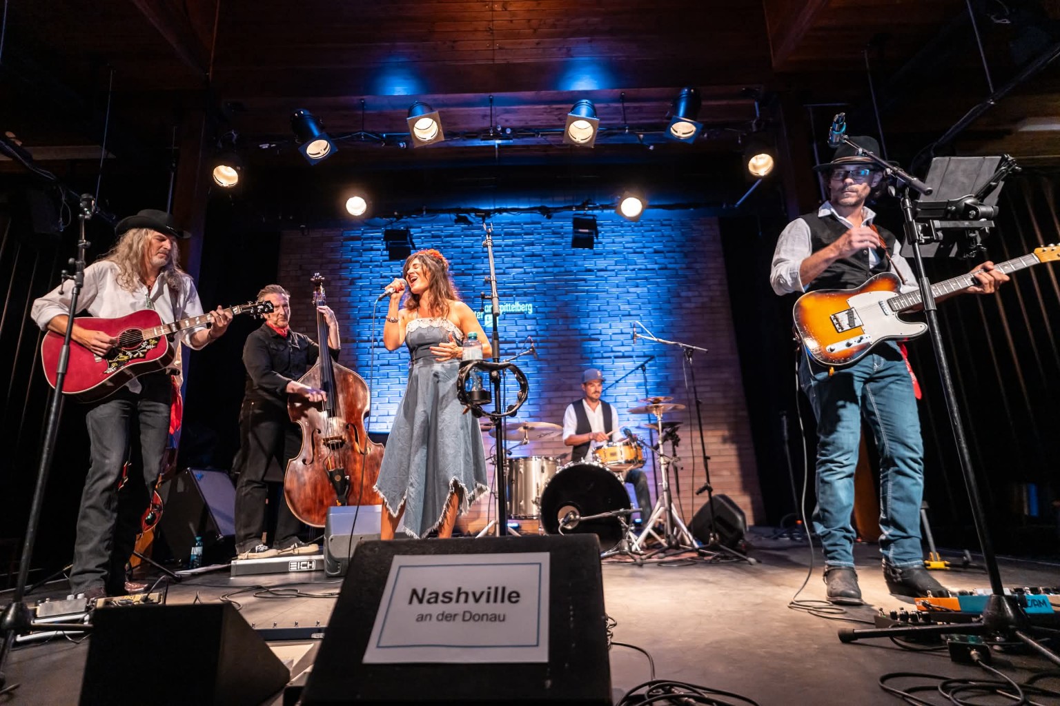 Lara & the Roofcats mit Gesang, Gitarren, Kontrabass und Schlagzeug gemeinsam auf der Bühne